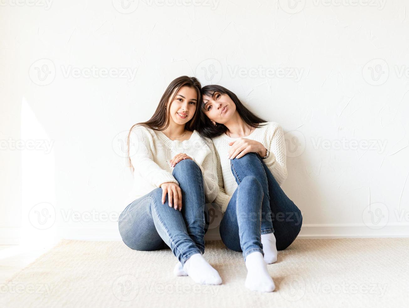 Zwei beste Freundinnen sitzen zu Hause zusammen together foto