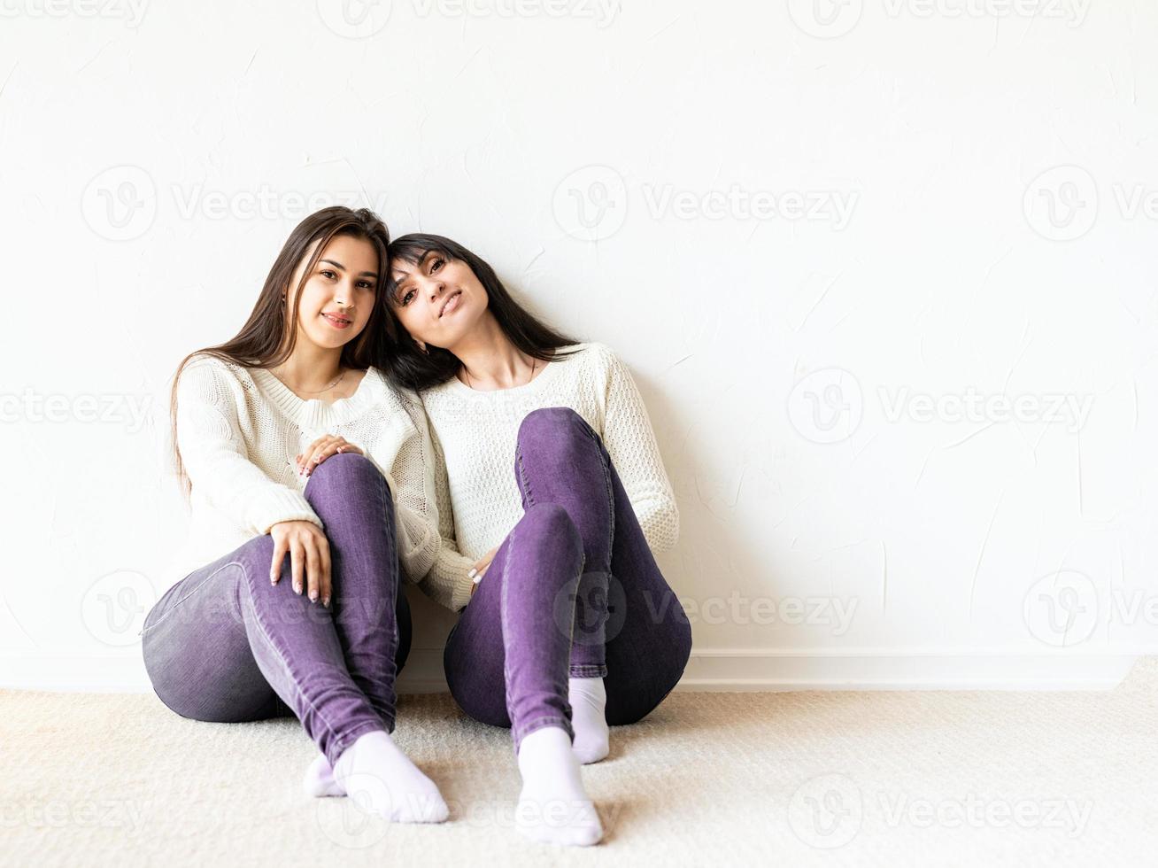 Zwei beste Freundinnen sitzen zu Hause zusammen together foto