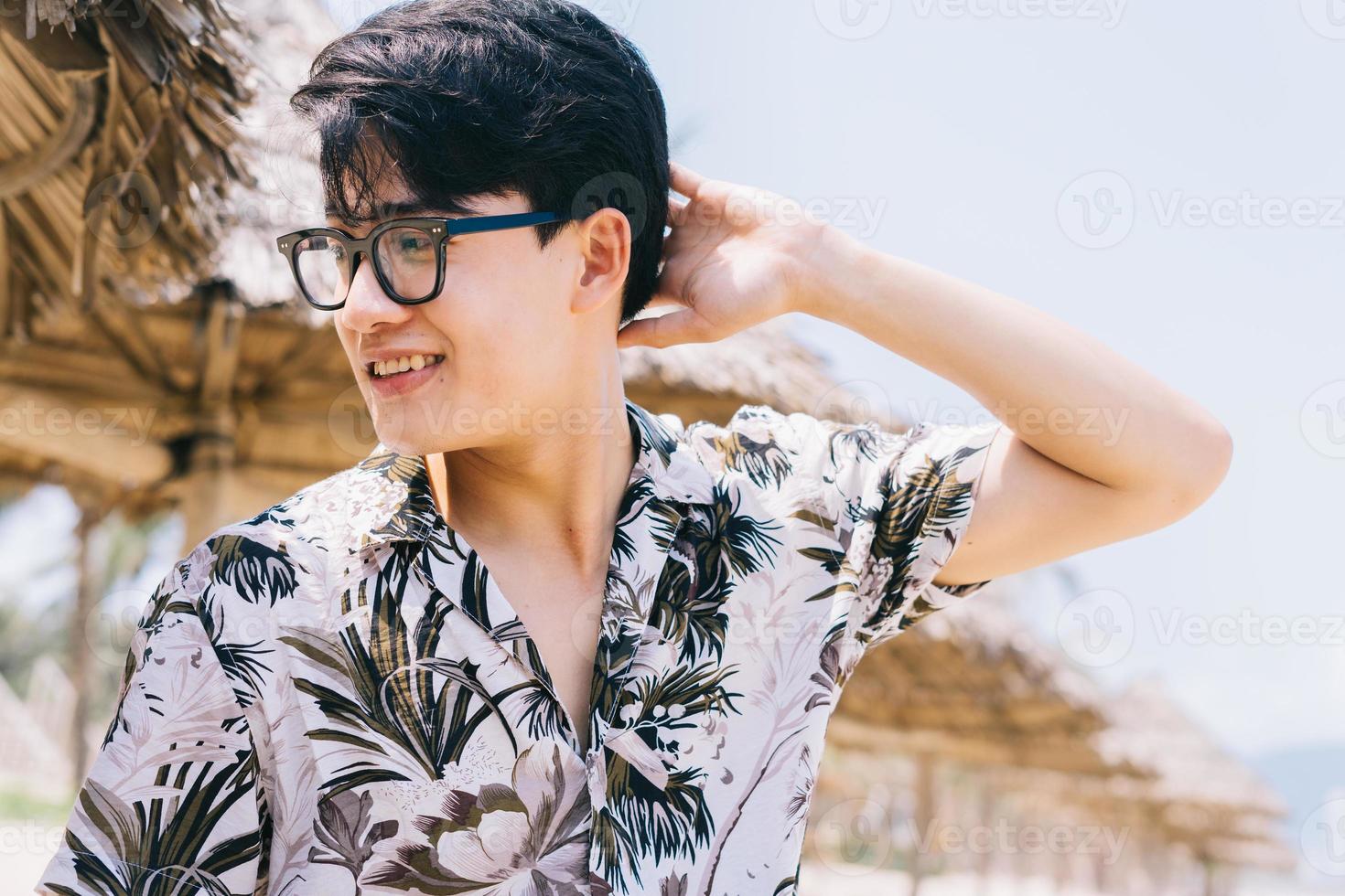 Porträt eines asiatischen Mannes am Strand foto