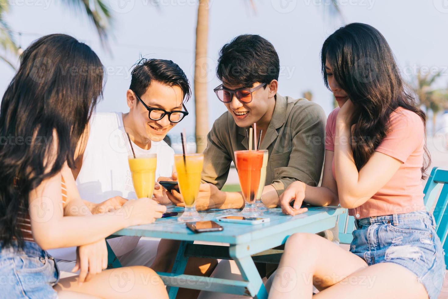 eine Gruppe junger Asiaten genießt im Sommerurlaub einen Ausflug ans Meer foto
