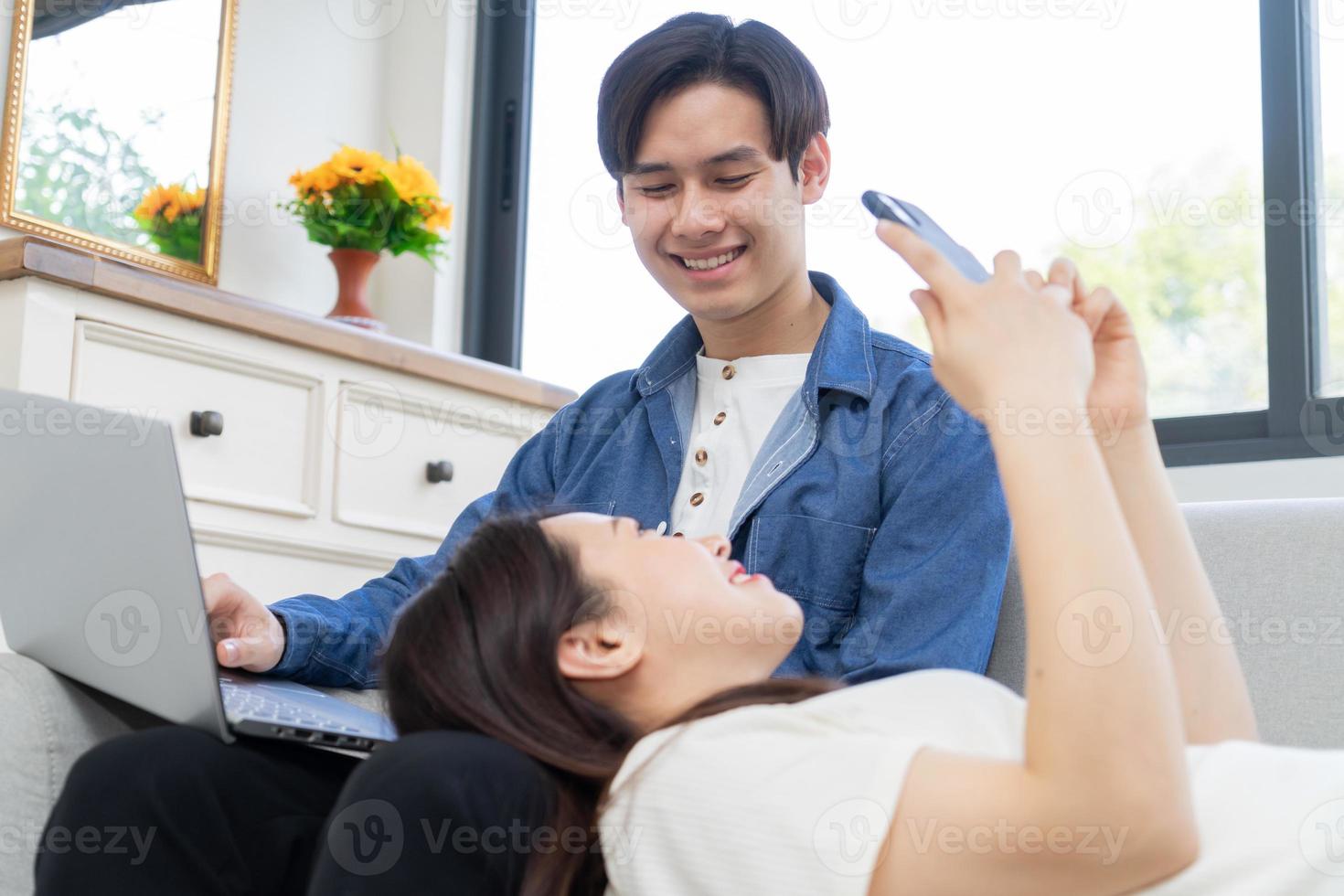 junges asiatisches paar, das ihr frisch verheiratetes leben genießt foto