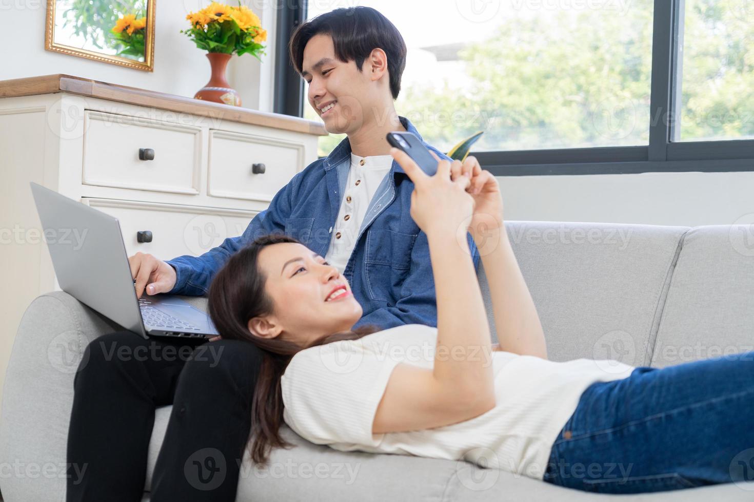 junges asiatisches paar, das ihr frisch verheiratetes leben genießt foto