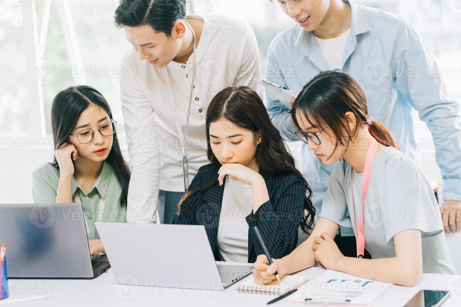 Asiatische Geschäftsleute diskutieren über die Pläne für das nächste Jahr foto