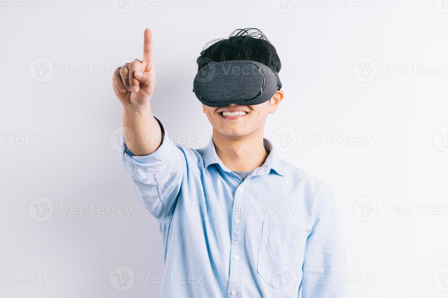 Der Mann erlebt die Virtual-Reality-Brille foto