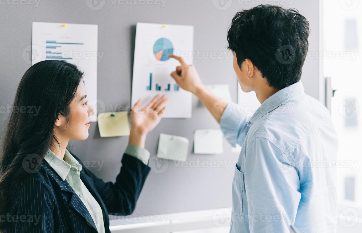 Zwei junge Geschäftsleute besprechen anstehende Pläne foto