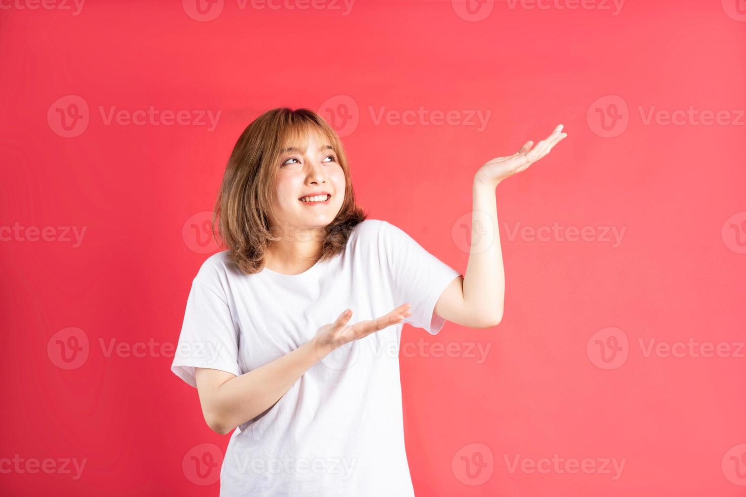 junges asiatisches Mädchen mit fröhlichen Gesten und Ausdrücken im Hintergrund foto