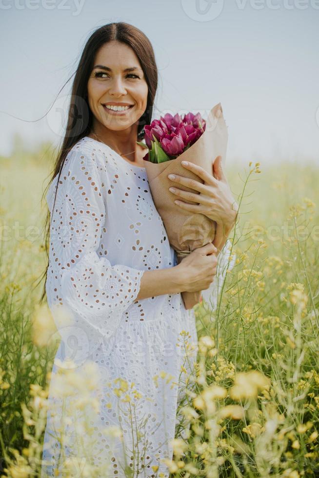 junge Frau im Rapsfeld foto