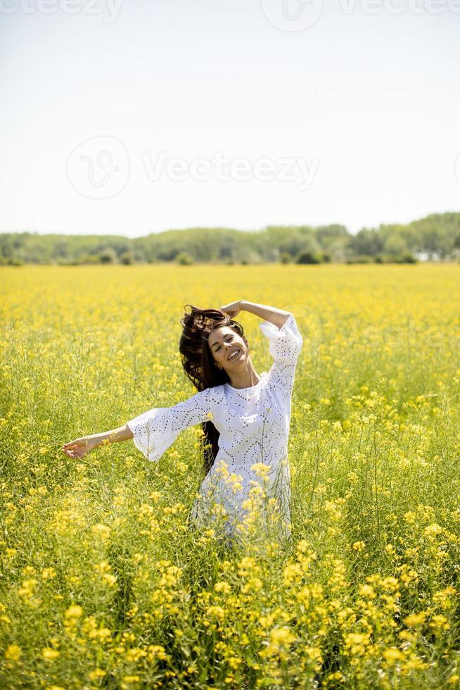 junge Frau im Rapsfeld foto