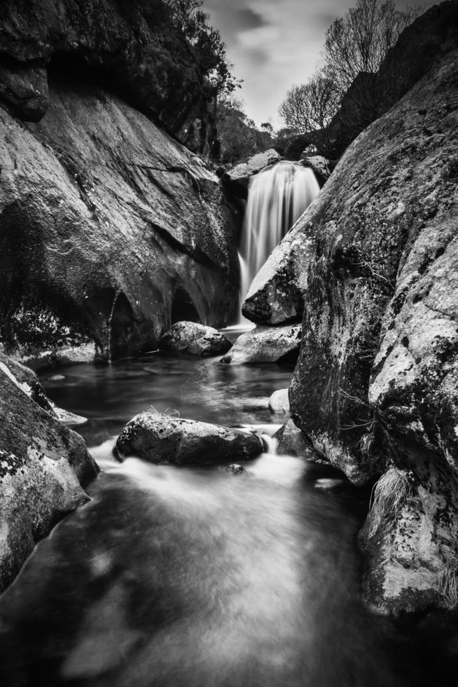 großer Wasserfall mitten in den Bergen foto