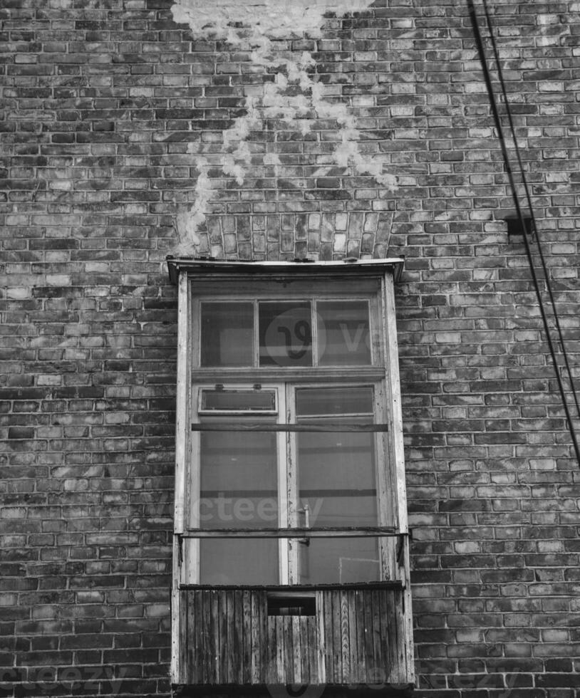 alt Jahrgang Gebäude mit Balkon Stadtbild Konzept Foto. städtisch Stadt Leben. foto