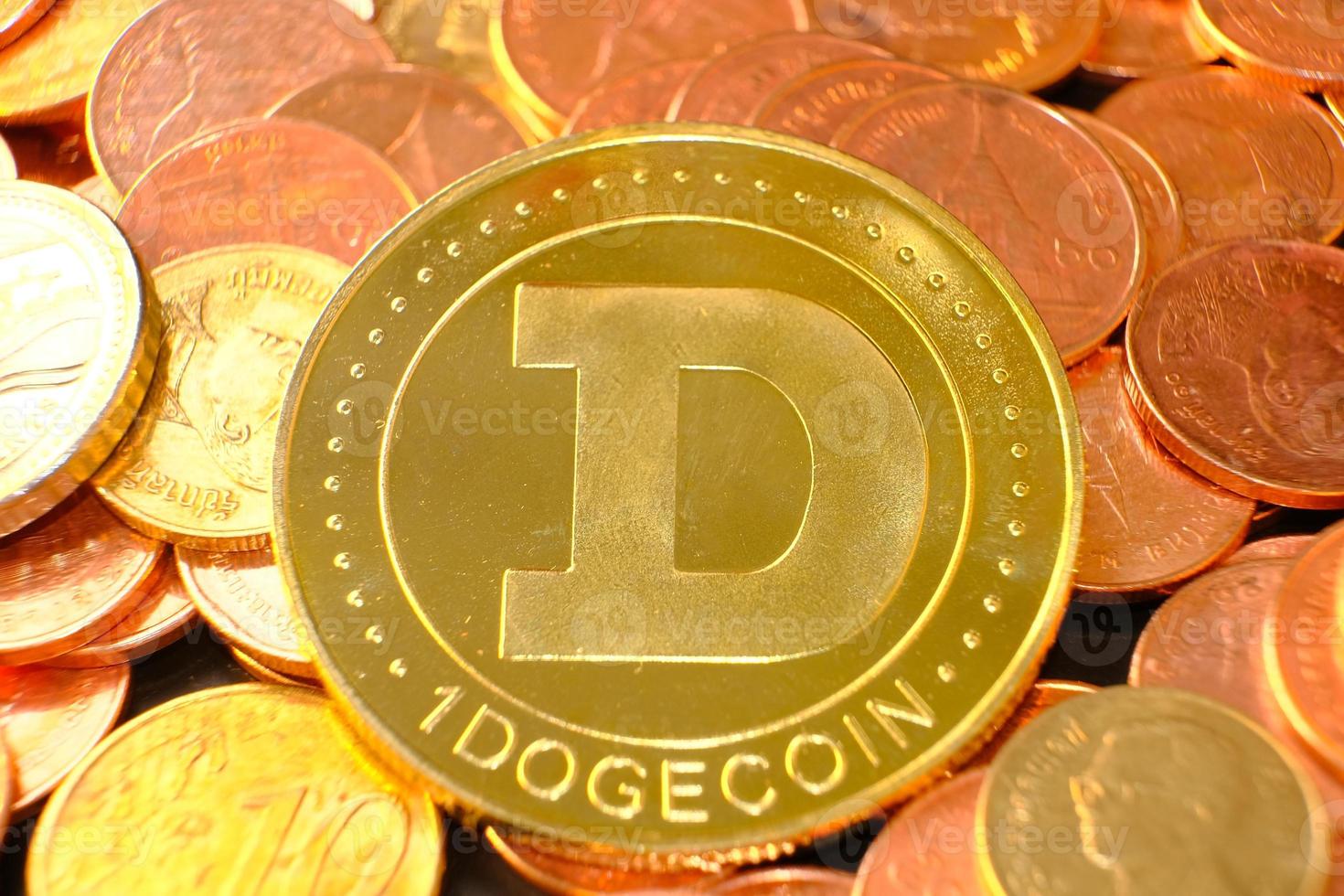 Kryptowährungsmünzen auf Tisch und digitales Währungsgeldkonzept, digitales Geld in Zukunft, goldener Münzenhintergrund foto