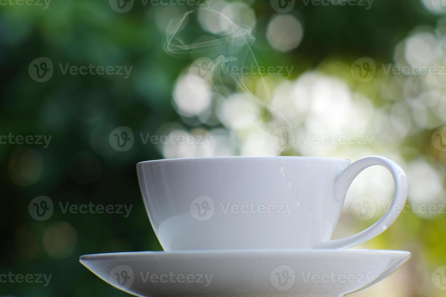 Kaffeetasse auf Tischhintergrund und Kaffee am Morgen foto