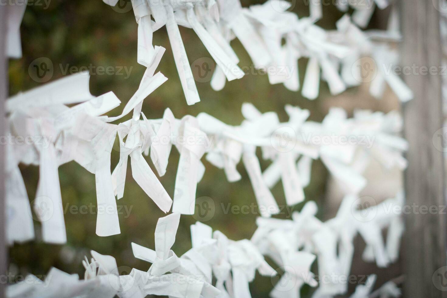 Weiß Papier Krawatte Knoten im Tokyo und Kyoto Japan Schrein Tempel Tourismus Wunsch und beten zum Glück, Symbol von Vertrauen und Vermögen spirituell Asien Buddhismus Kultur Tradition hoffen zum gut Chance Zukunft Schicksal foto