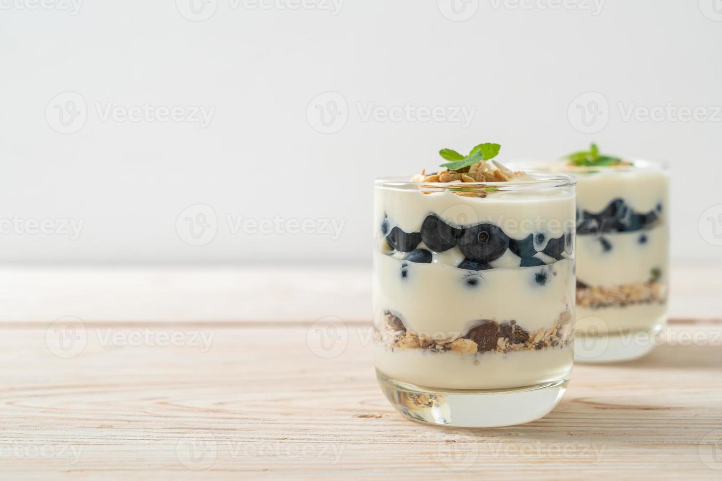 frische Blaubeeren und Joghurt mit Müsli - gesunder Ernährungsstil foto