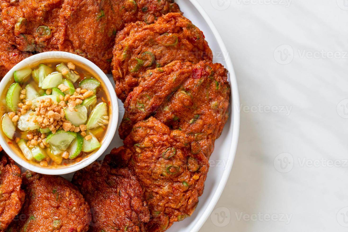 frittierte Fischpastenbällchen oder frittierter Fischkuchen nach asiatischer Art foto