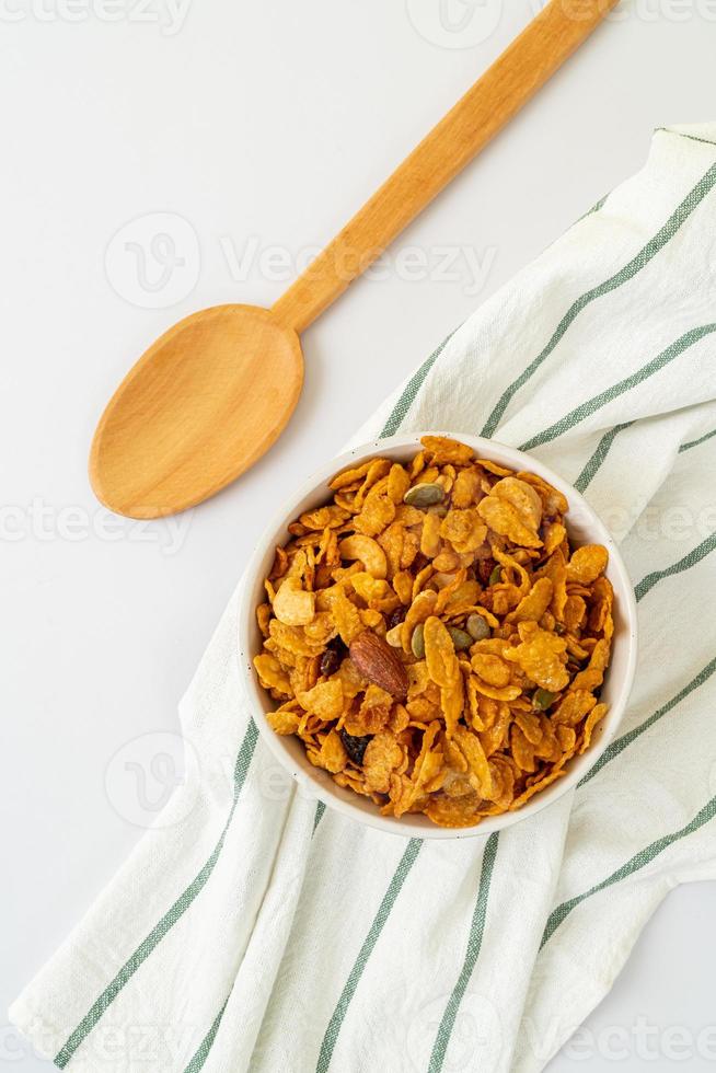 Körner Cornflakes aus Cashewnüssen, Mandeln, Kürbiskernen und Sonnenblumenkernen - gesundes Mehrkornfutter foto