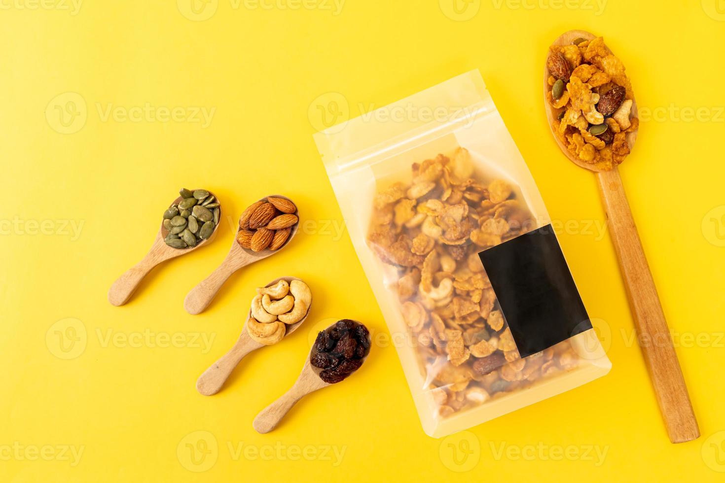 Körner Cornflakes aus Cashewnüssen, Mandeln, Kürbiskernen und Sonnenblumenkernen - gesundes Mehrkornfutter foto