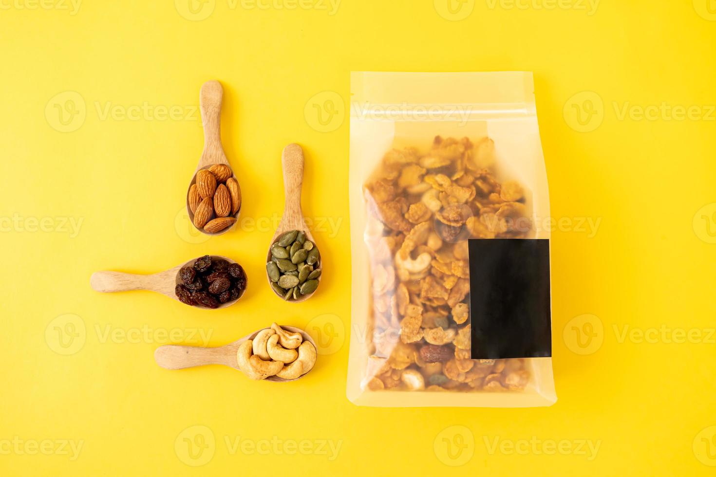 Körner Cornflakes aus Cashewnüssen, Mandeln, Kürbiskernen und Sonnenblumenkernen - gesundes Mehrkornfutter foto