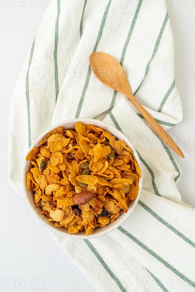 Körner Cornflakes aus Cashewnüssen, Mandeln, Kürbiskernen und Sonnenblumenkernen - gesundes Mehrkornfutter foto