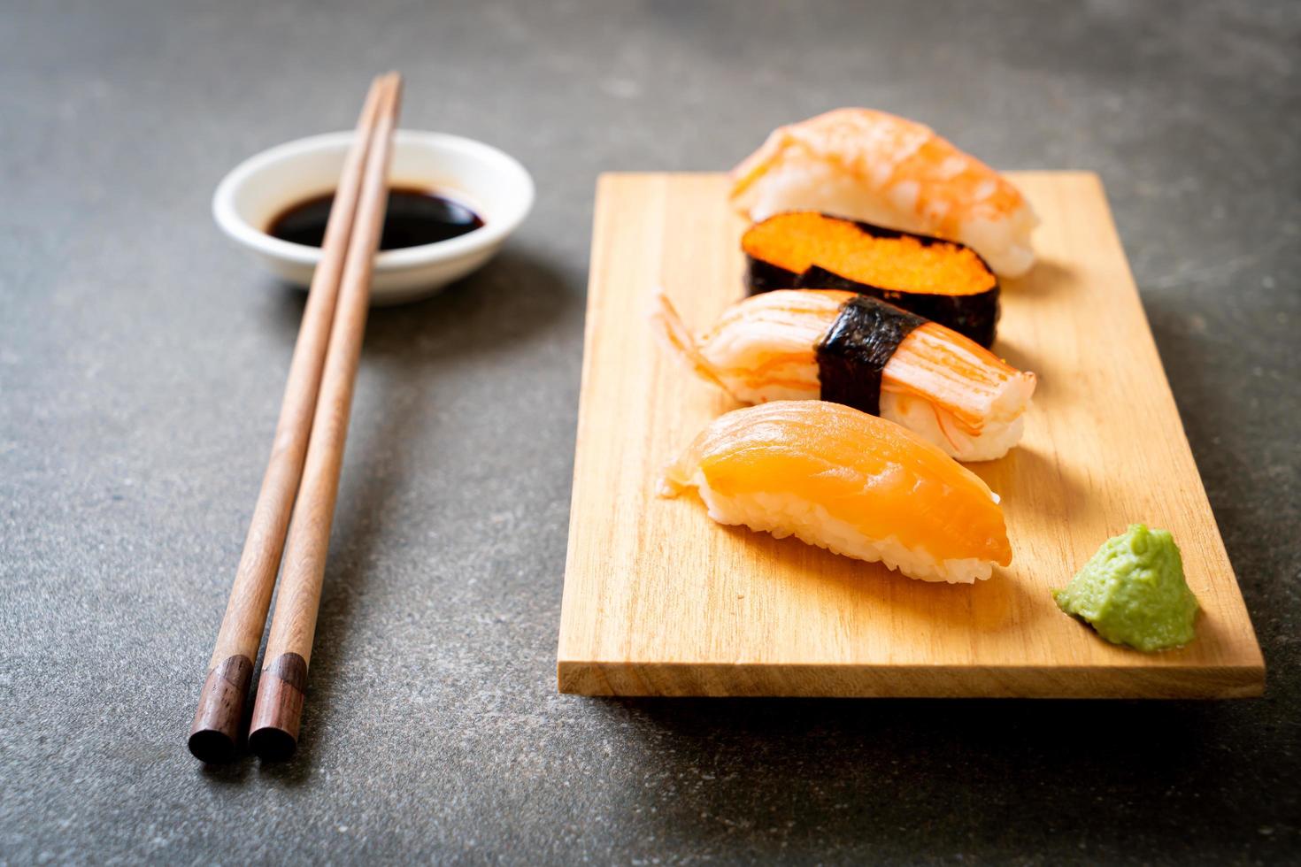 gemischtes Sushi-Set - japanische Küche foto