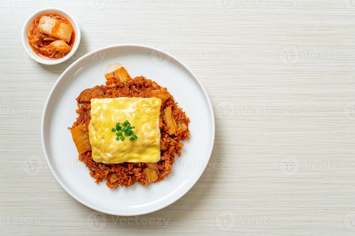 gebratener Kimchi-Reis mit Schweinefleisch und belegtem Käse - asiatisch und Fusion-Food-Stil foto