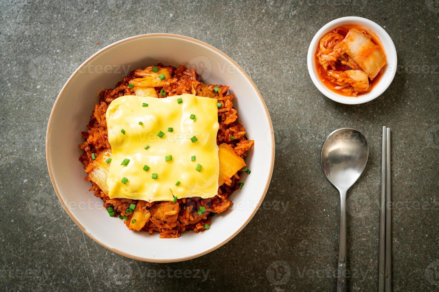 gebratener Kimchi-Reis mit Schweinefleisch und belegtem Käse - asiatisch und Fusion-Food-Stil foto