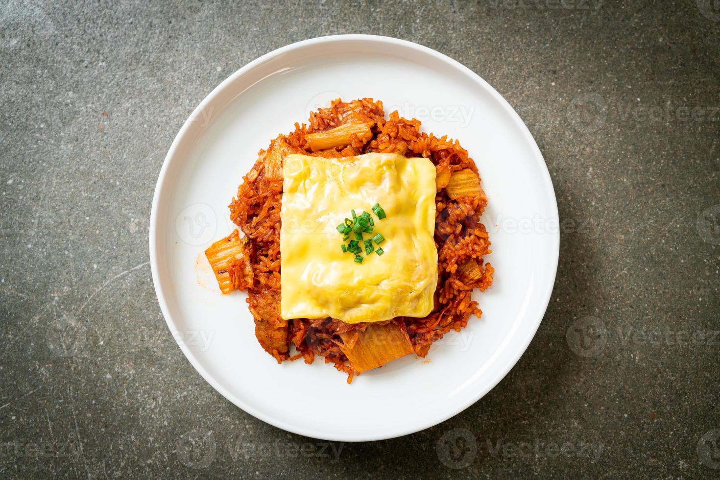 gebratener Kimchi-Reis mit Schweinefleisch und belegtem Käse - asiatisch und Fusion-Food-Stil foto