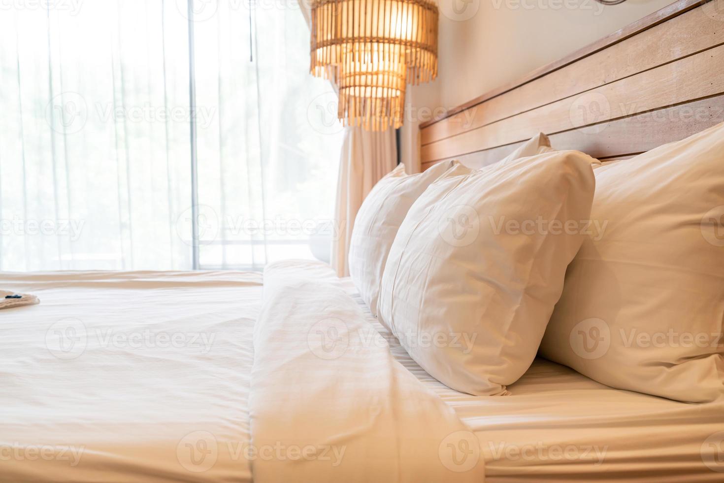 weiße Kissendekoration auf dem Bett im Schlafzimmerinnenraum foto