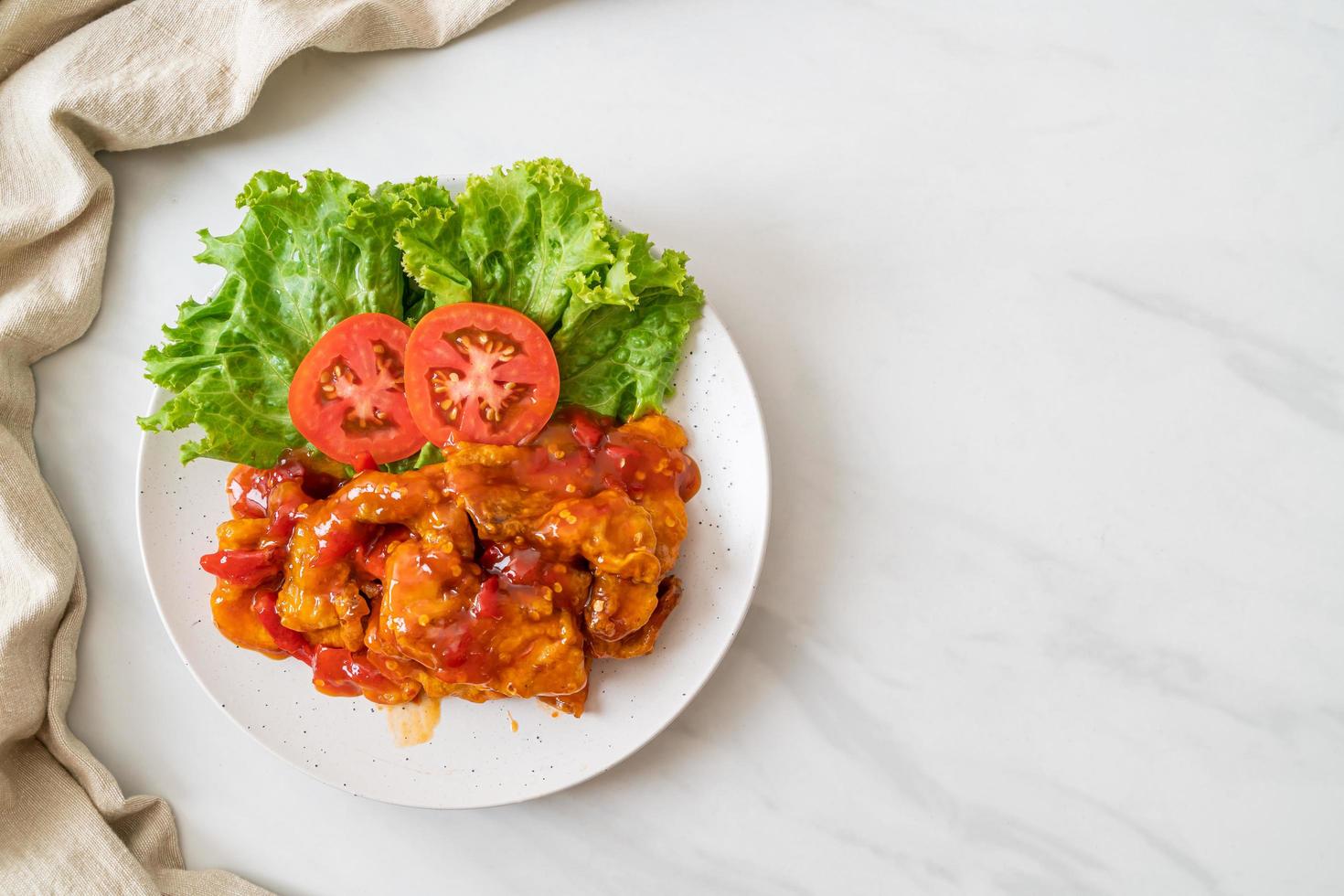 gebratener Fisch mit 3 Geschmacksrichtungen, süß, sauer und scharfe Chilisauce foto