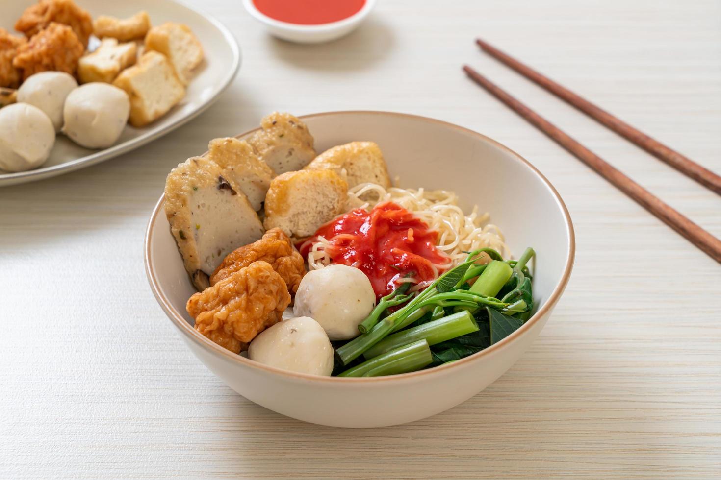 Eiernudeln mit Fischbällchen und Garnelenbällchen in rosa Sauce, Yen ta Four oder Yen ta fo - asiatische Küche foto