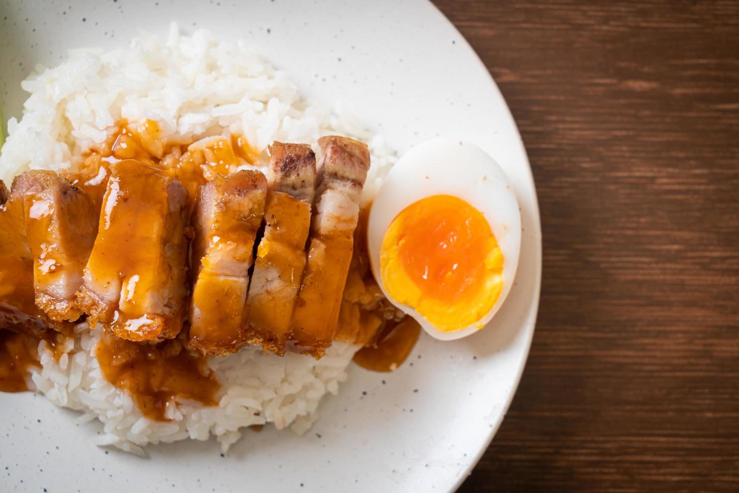 knuspriges Schweinebauch auf Reis mit Barbecue-Rotsauce foto