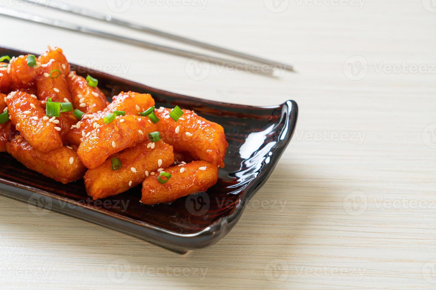 frittierter koreanischer Reiskuchen oder Tteokbokki, aufgespießt mit scharfer Sauce - koreanische Küche food foto