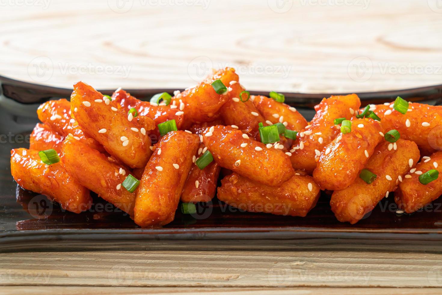 frittierter koreanischer Reiskuchen oder Tteokbokki, aufgespießt mit scharfer Sauce - koreanische Küche food foto