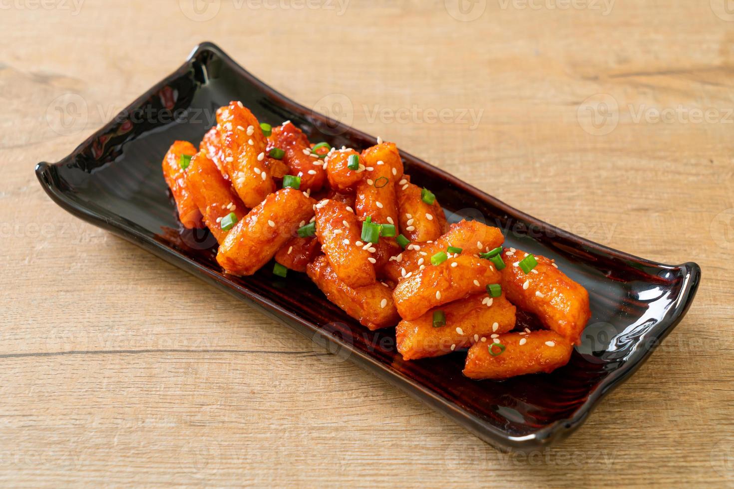 frittierter koreanischer Reiskuchen oder Tteokbokki, aufgespießt mit scharfer Sauce - koreanische Küche food foto