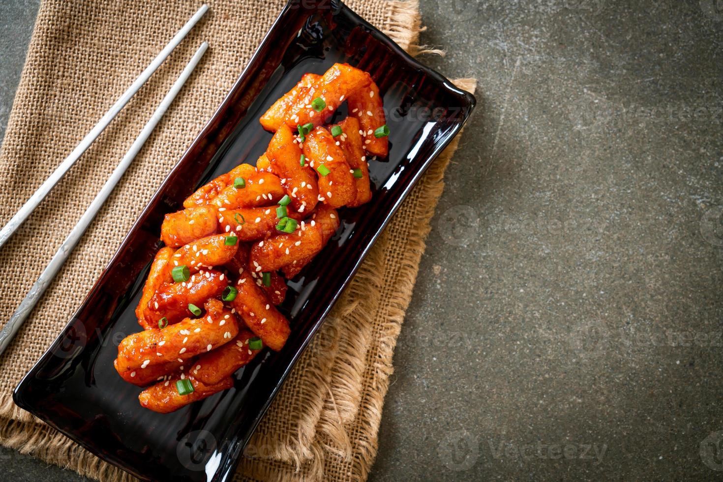 frittierter koreanischer Reiskuchen oder Tteokbokki, aufgespießt mit scharfer Sauce - koreanische Küche food foto