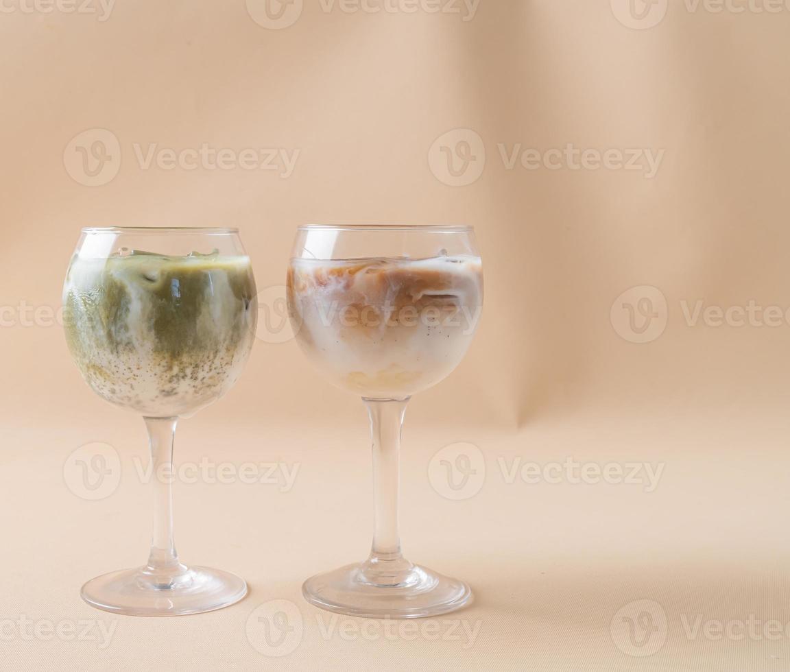 Iced Matcha Grüntee Latte mit Eiskaffee Latte Glas foto