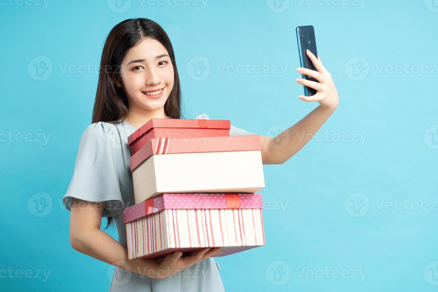 asiatische Frau mit Geschenkboxen foto