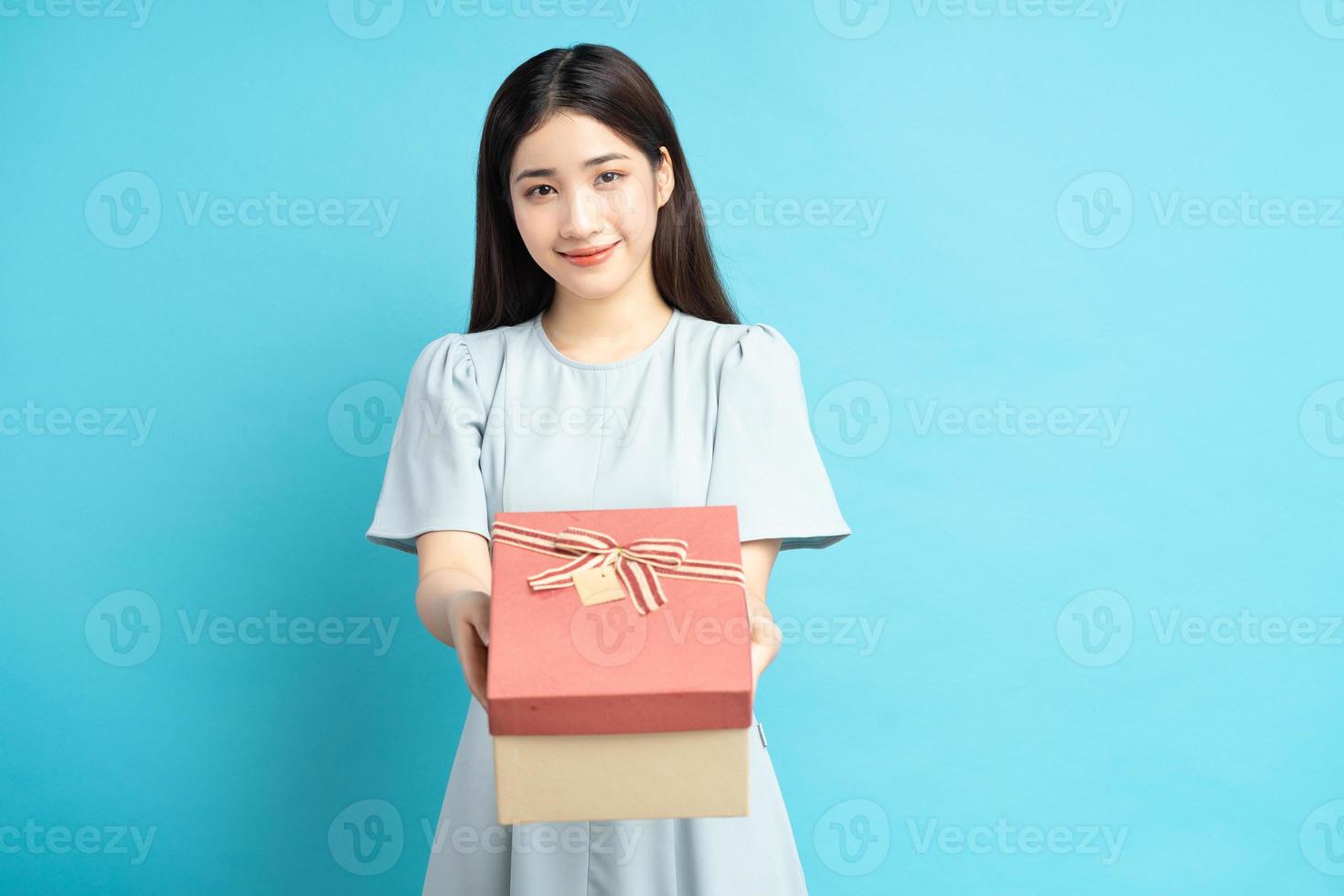 asiatische Frau mit Geschenkboxen foto