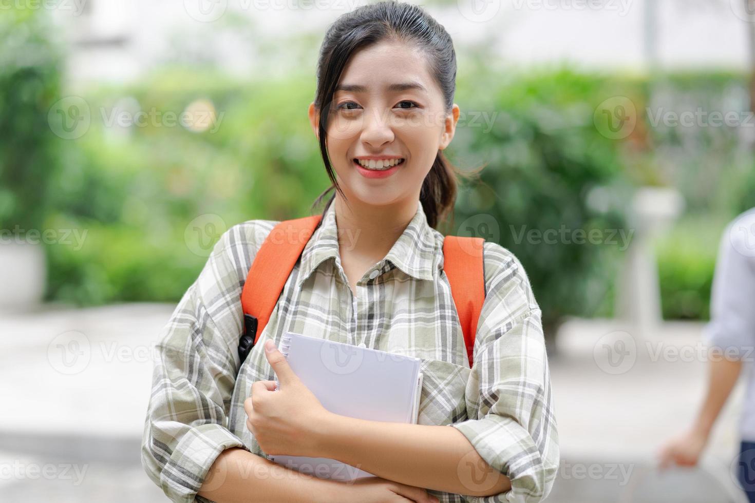 asiatischer Student auf der Straße foto