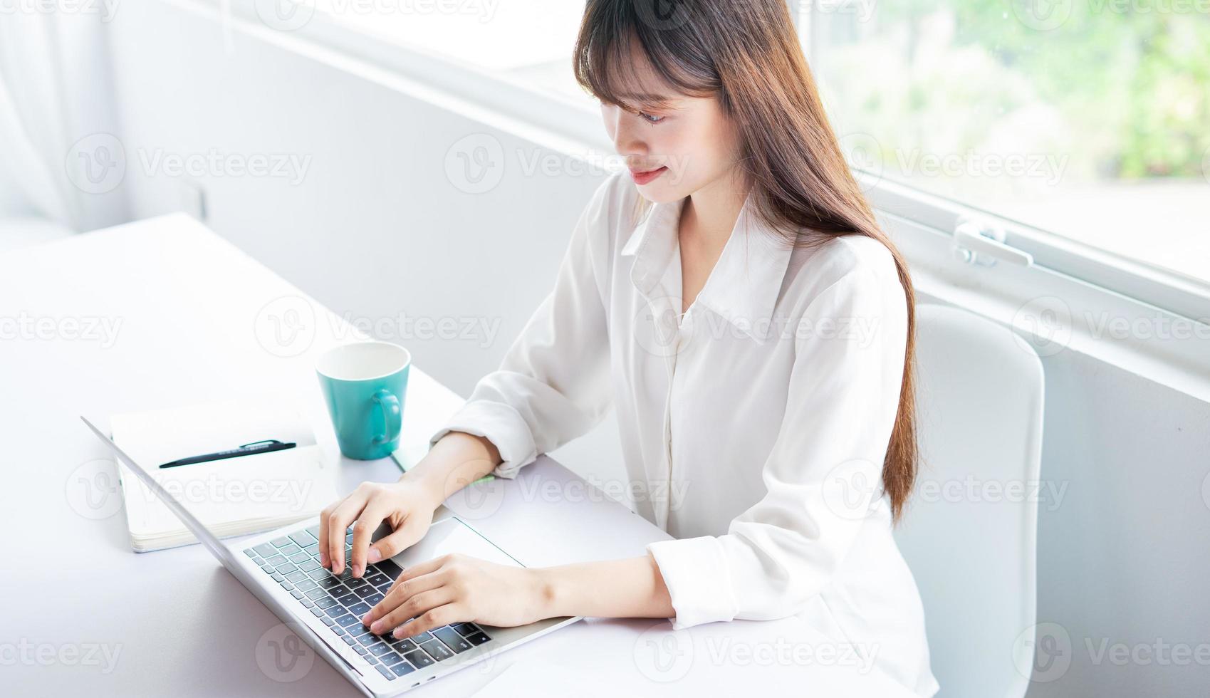 schöne junge asiatische geschäftsfrau, die online arbeitet foto