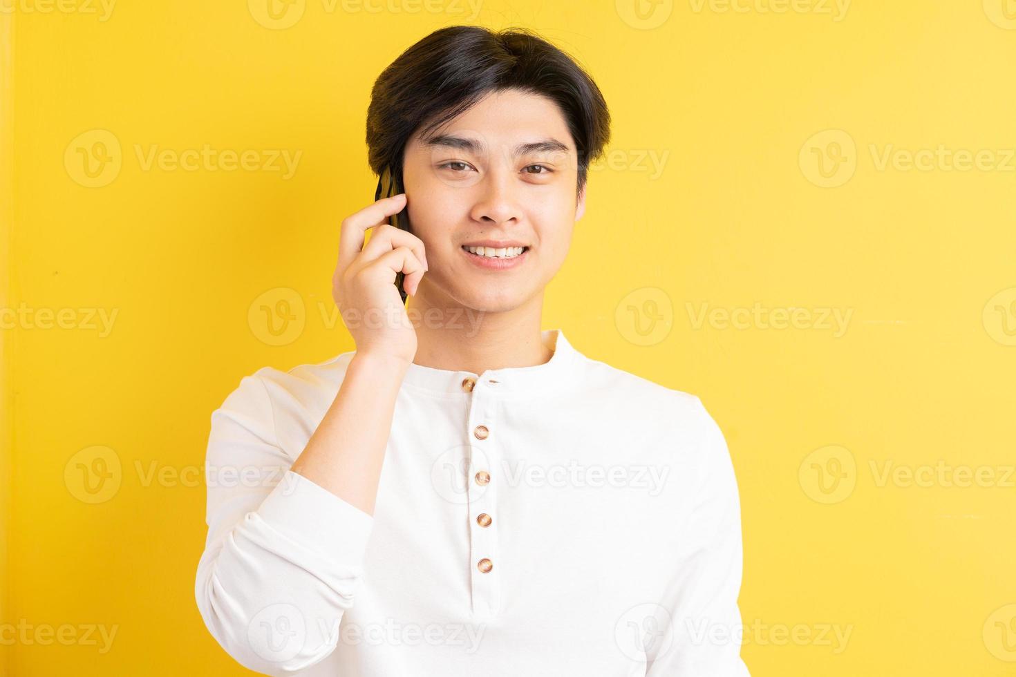 asiatischer Mann auf gelbem Hintergrund foto