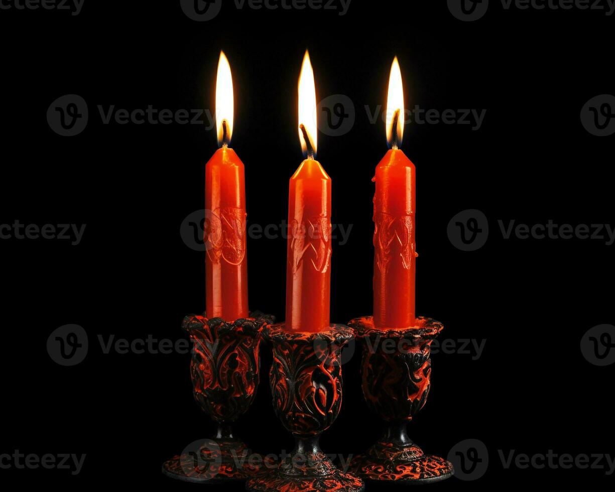 drei zündete Kerzen gegenüber jeder andere schwarz Hintergrund, Diwali Lager Bilder, realistisch Lager Fotos