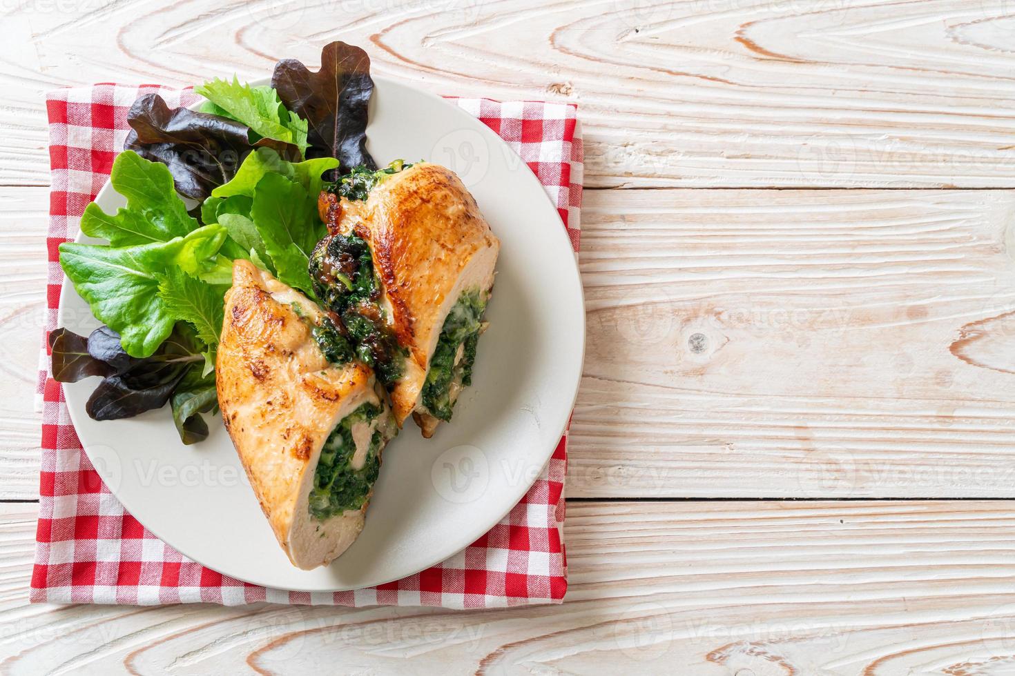 Hühnerbrust gefüllt mit Käse und Spinat foto