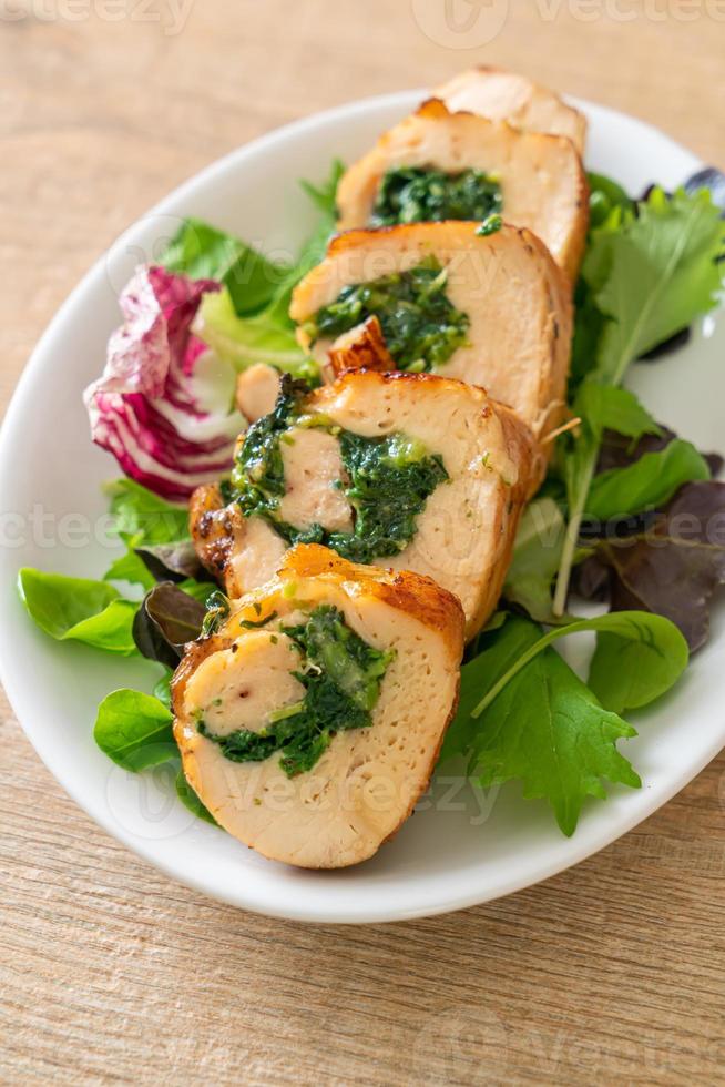 Hühnerbrust gefüllt mit Käse und Spinat foto