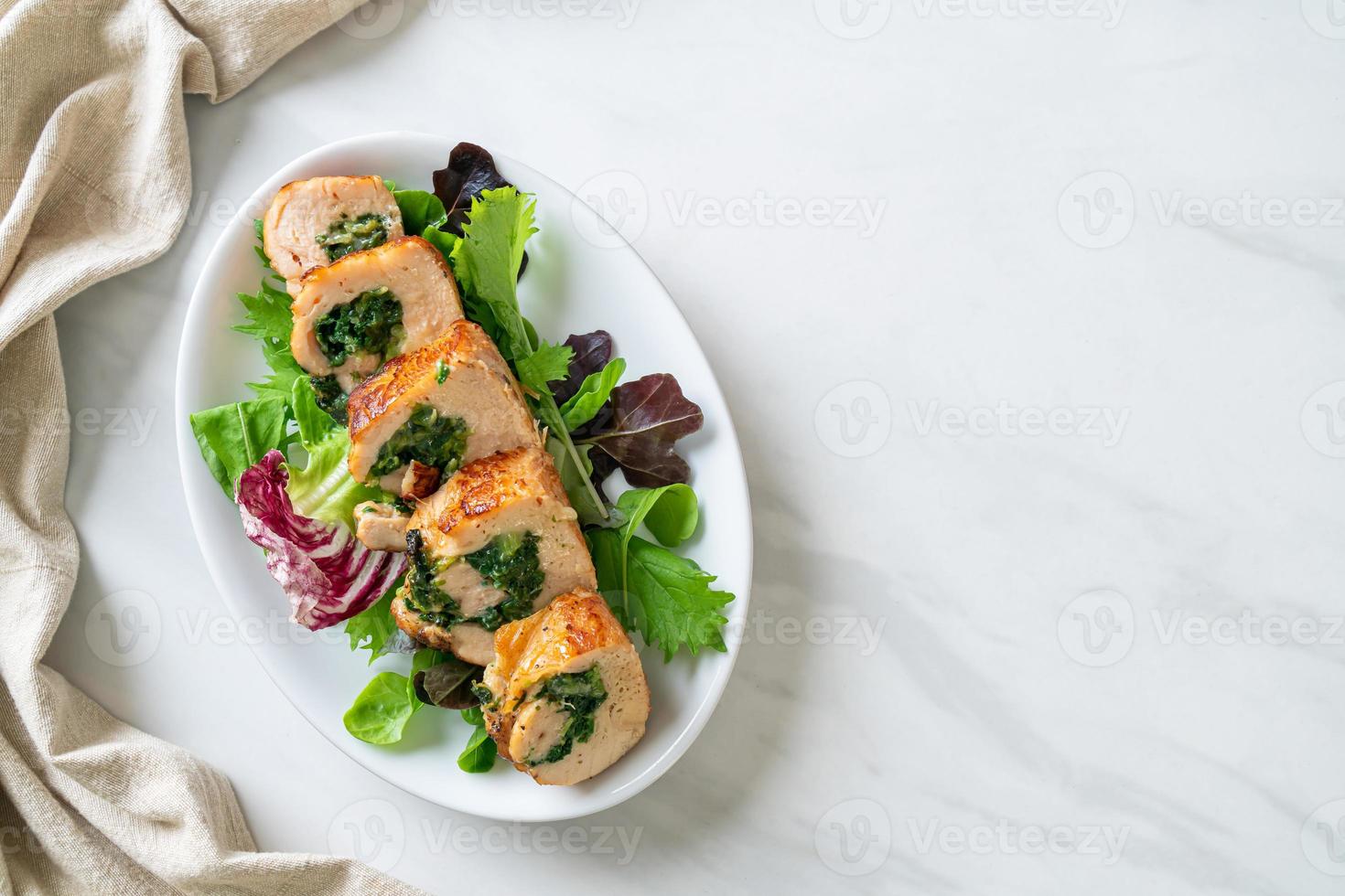 Hühnerbrust gefüllt mit Käse und Spinat foto