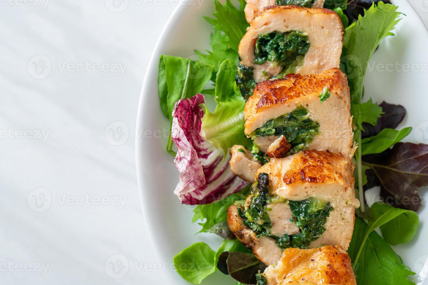 Hühnerbrust gefüllt mit Käse und Spinat foto