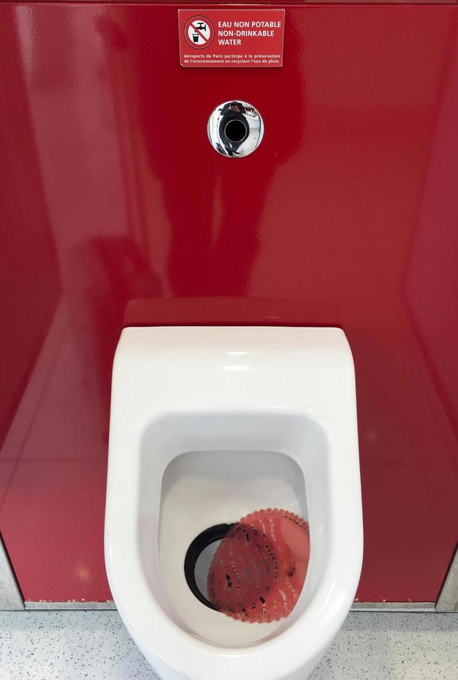 Trinken Sie kein Warnschild in den öffentlichen Toiletten des Flughafens, Paris, Frankreich foto