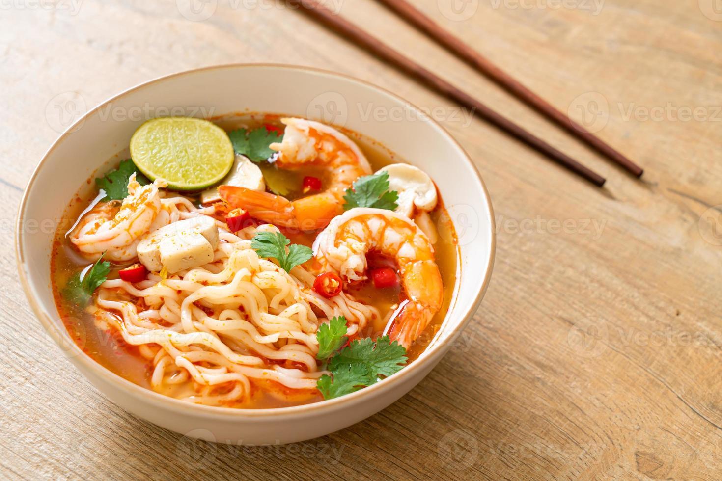 Instant-Nudeln Ramen in scharfer Suppe mit Garnelen oder Tom Yum Kung - asiatische Küche food foto