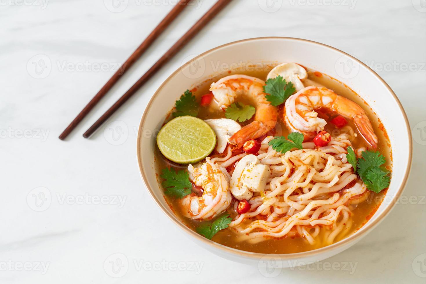 Instant-Nudeln Ramen in scharfer Suppe mit Garnelen oder Tom Yum Kung - asiatische Küche food foto