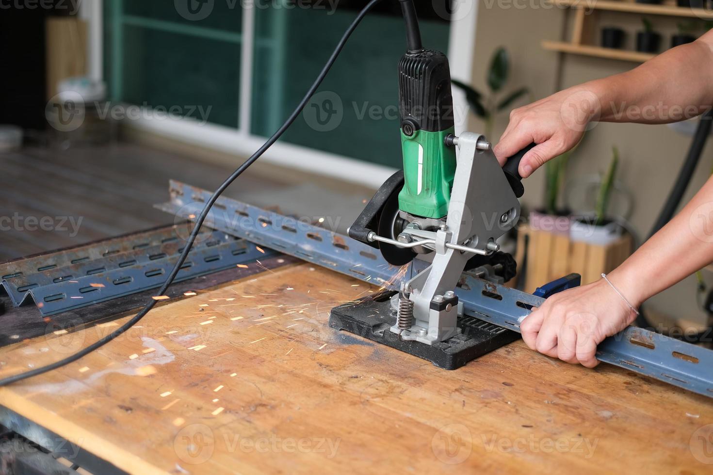 Handwerker verwenden Eisenschneider, um während der Ferien Heimwerkerprojekte zusammenzustellen foto